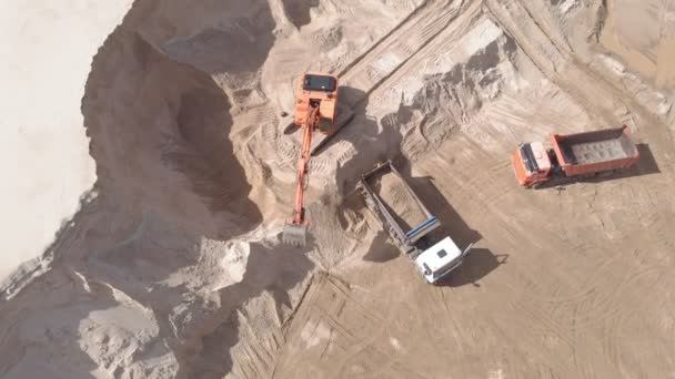 모래 채석장. 작업 굴삭기 및 덤프 트럭. 공중 촬영 — 비디오