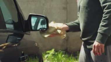 Self servis oto yıkamada arabayı yıkama işlemi.