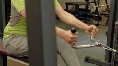 Kilolu adam, spor salonunda daha az istek, sırt egzersizleri paylaşıyor. Fitness. Sağlıklı yaşam tarzı