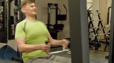 Kilolu adam, spor salonunda daha az istek, sırt egzersizleri paylaşıyor. Fitness. Sağlıklı yaşam tarzı