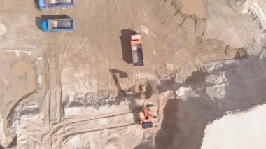 Kum ocağı. İş ekskavatör ve damperli kamyon. Havadan çekim