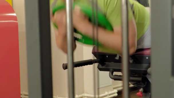 De man in de sportschool. Fitness. Gezonde levensstijl — Stockvideo