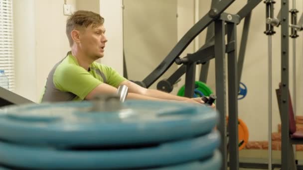 Hombre gordo en el gimnasio. Fitness y deporte. Estilo de vida saludable — Vídeo de stock