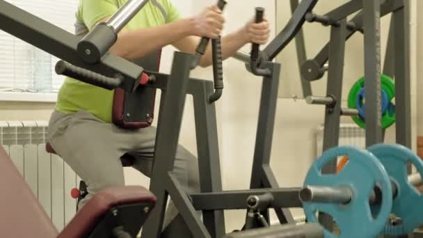 Hombre gordo en el gimnasio. Fitness y deporte. Estilo de vida saludable — Vídeos de Stock