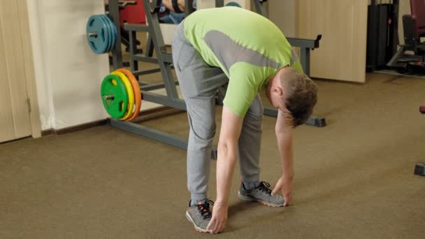 健身房里的男人健身和运动。健康的生活方式 — 图库视频影像