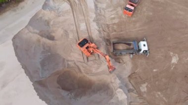 Kum ocağı. İş ekskavatör ve damperli kamyon. Havadan çekim