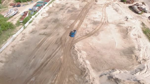 沙采石场。工作挖掘机和自卸卡车。空中拍摄 — 图库视频影像