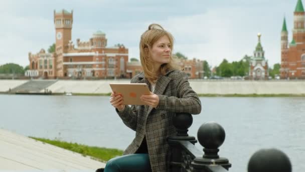 Femme utilise une tablette à l'extérieur. Printemps — Video