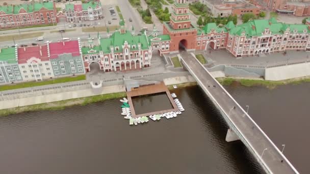 Yoshkar-Ola, Mari El, Rússia. Bruges Embankment cópia do aterro na cidade de Bruges, na Bélgica . — Vídeo de Stock