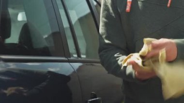 Self servis oto yıkamada arabayı yıkama işlemi.