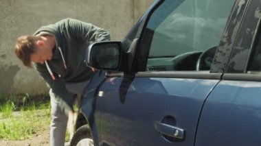 Self servis oto yıkamada arabayı yıkama işlemi.