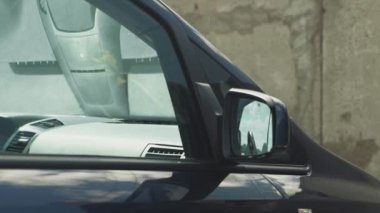 Self servis oto yıkamada arabayı yıkama işlemi.