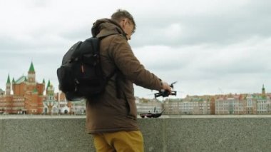 Adam araç açık havada kontrol eder..