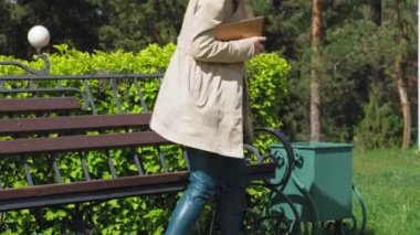 Genç bir kadın bilgisayar tableti kullanıyor. Uzak iş kavramı