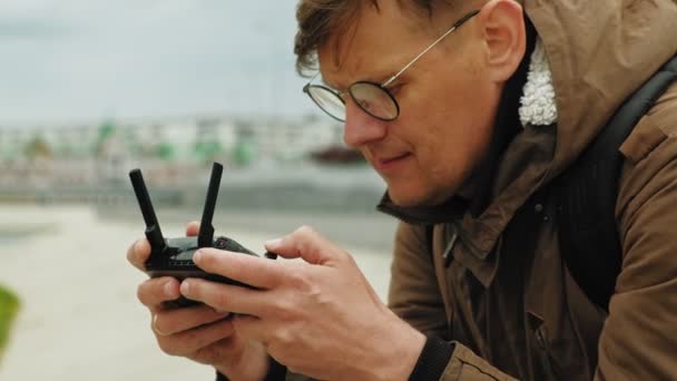 El hombre controla el dron al aire libre . — Vídeo de stock