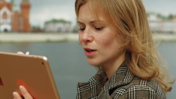 Donna utilizza tablet all'aperto. Primavera — Video Stock