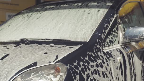 El proceso de lavado del coche en un auto-servicio de lavado de coches . — Vídeo de stock