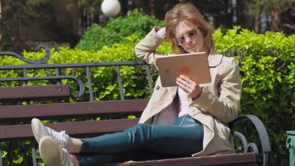 한 청녀가 컴퓨터 태블릿을 사용한다. 원격 비즈니스 개념 — 비디오