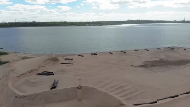 Carrière de sable. Pelle de travail et camion à benne. Prise de vue aérienne — Video