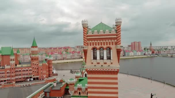 Yoshkar-Ola, Mari El, Rússia. Bruges Embankment cópia do aterro na cidade de Bruges, na Bélgica . — Vídeo de Stock