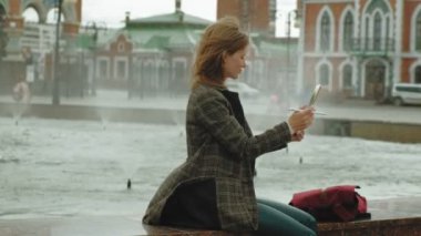 Kadın açık havada tablet kullanıyor. Bahar