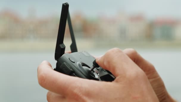 L'uomo controlla il drone all'aperto . — Video Stock