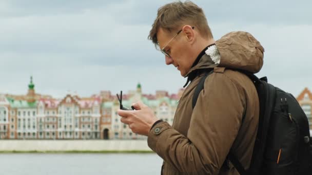 Man controls the drone outdoors. — Stock Video