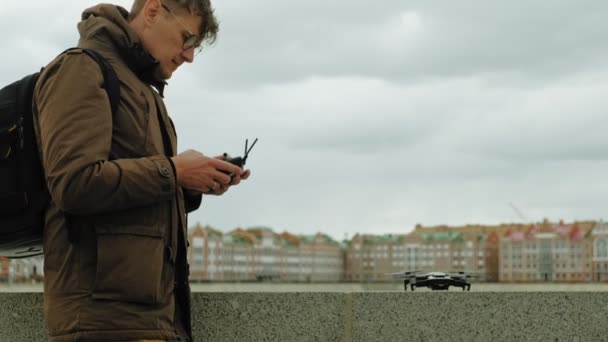 Man styr drone utomhus. — Stockvideo