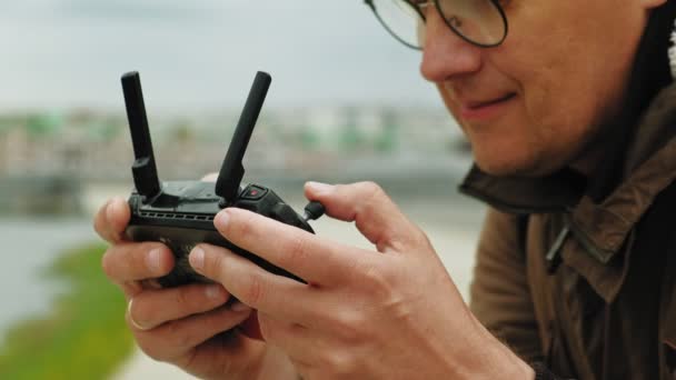 L'uomo controlla il drone all'aperto . — Video Stock