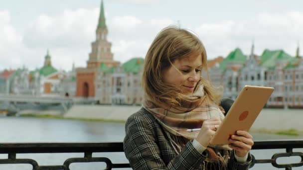 Femme utilise une tablette à l'extérieur. Printemps — Video