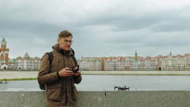 El hombre controla el dron al aire libre . — Vídeos de Stock