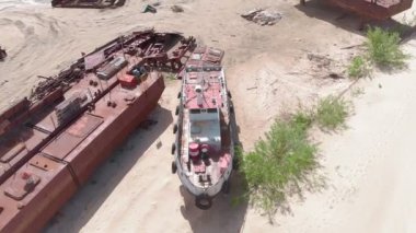 Kumda nehir kıyısında eski paslı gemiler. Havadan çekim