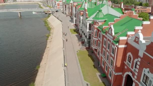 Yoshkar-Ola, Mari El, Rússia. Bruges Embankment cópia do aterro na cidade de Bruges, na Bélgica . — Vídeo de Stock