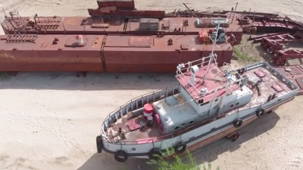 Viejos barcos oxidados en la orilla del río en la arena. Filmación aérea — Vídeos de Stock
