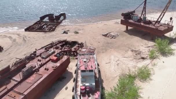 砂の上の川岸に古い錆びた船。空中撮影 — ストック動画