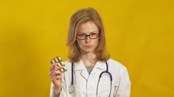若い女性医師。黄色の背景。薬の概念. — ストック動画