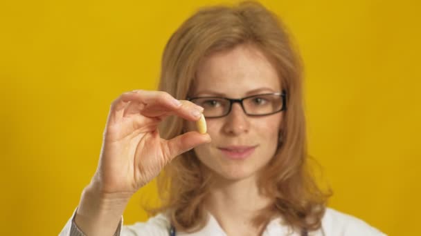 Una joven doctora. Fondo amarillo. El concepto de medicina . — Vídeo de stock