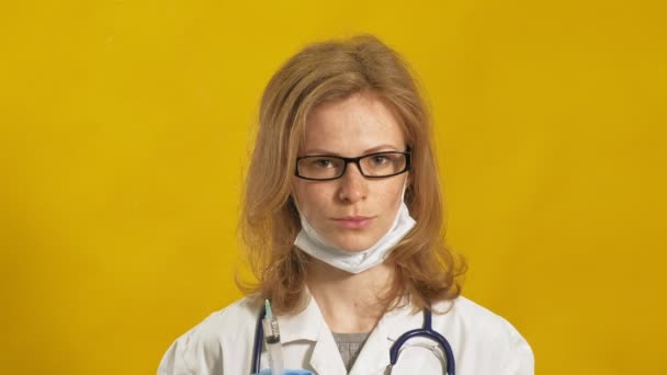 Una joven doctora. Fondo amarillo. El concepto de medicina . — Vídeos de Stock