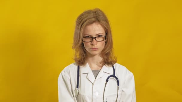 Νεαρή γιατρός. Κίτρινο φόντο. Η έννοια της ιατρικής. — Αρχείο Βίντεο