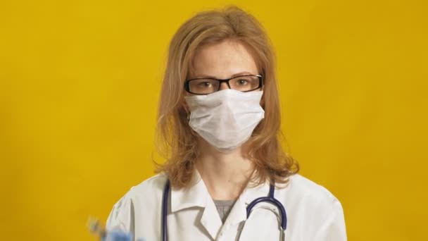 Fiatal doktornő. Sárga háttér. Az orvostudomány fogalma. — Stock videók