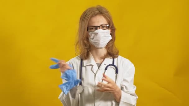 Una joven doctora. Fondo amarillo. El concepto de medicina . — Vídeos de Stock
