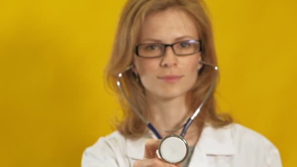 Молода жінка-лікар. Жовтий фон. Поняття медицини . — стокове відео
