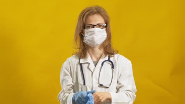 Jonge vrouwelijke dokter. Gele achtergrond. Het begrip "geneeskunde". — Stockvideo