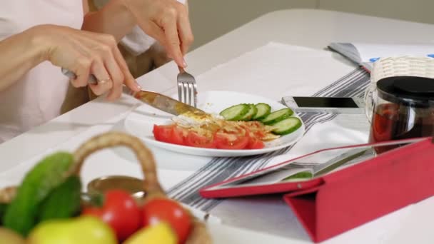 Una mujer con un perro en la cocina en la mesa. El desayuno. Amistad de hombre y mascota . — Vídeos de Stock