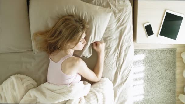 Buongiorno. Risvegliare le donne a letto. Vista dall'alto — Video Stock