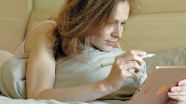 Γυναίκα στο κρεβάτι χρησιμοποιώντας ένα tablet υπολογιστή. Καλημέρα. — Αρχείο Βίντεο