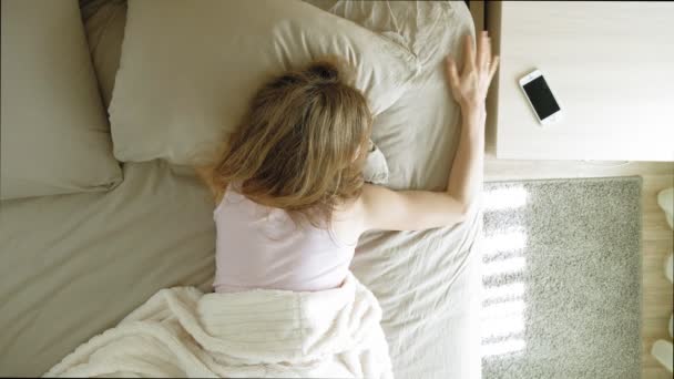 Ochtend. Ontwaken vrouwen in bed. Top View — Stockvideo