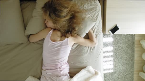 Reggel. Ébredés nők az ágyban. Felülnézet — Stock videók