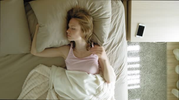 Morgen. Frauen im Bett wecken. Ansicht von oben — Stockvideo