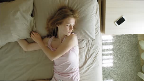 Reggel. Ébredés nők az ágyban. Felülnézet — Stock videók